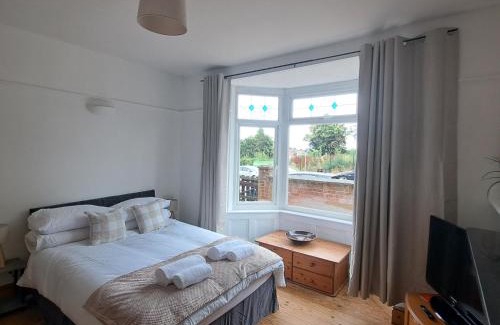 Kettering House | Huge 4 bed in the heart of Kettering