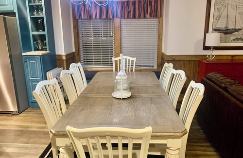 Branson Cottage | Huge 4BDR/3BA cottage in Stormy Point Village with fireplace and rec room!