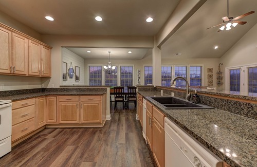 Branson West Villa | HUGE 4BR+Bunk Room - Game Room/Pool Table - Golf views - Close to SDC!