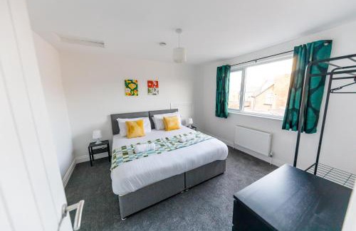Sunderland Apartment | Huge 5 Bedroom Home - Great for Contractors