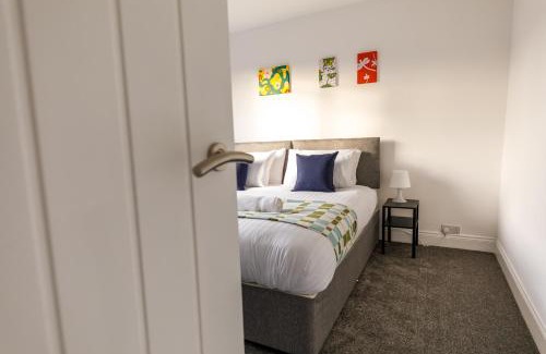 Sunderland Apartment | Huge 5 Bedroom Home - Great for Contractors