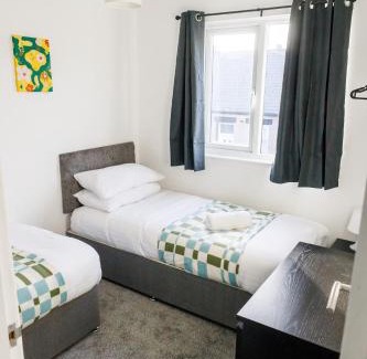 Sunderland Apartment | Huge 5 Bedroom Home - Great for Contractors