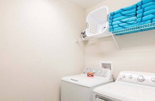 Haines City Condo | Huge 5 Bedroom Private Pool Home! Resort Amenities Included!