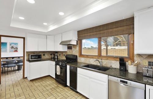 Huntington Beach House | Huge 6 BR Home in Huntington Beach w Pool & Spa