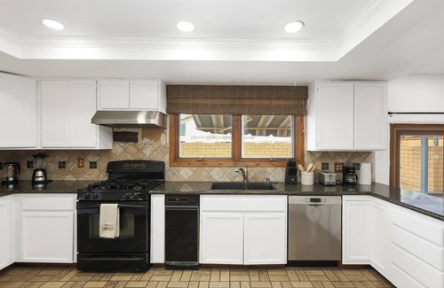 Huntington Beach House | Huge 6 BR Home in Huntington Beach w Pool & Spa