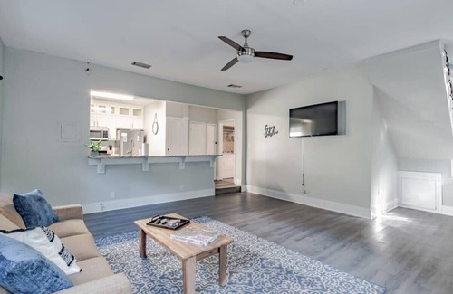 Leinkauf House | Huge Deck & Pool! Near Downtown - Modern Cottage