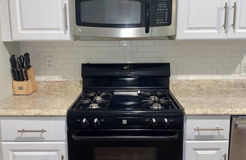 Savannah House | Huge, Family-Friendly Home. 10-Mins to Downtown! Giant TV's, sweet back porch!