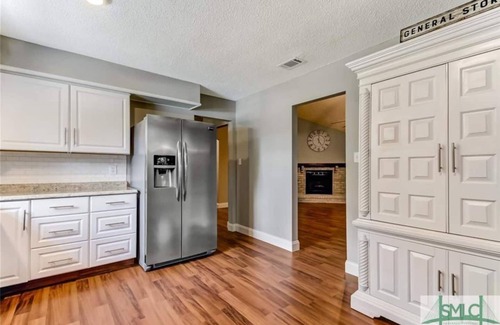 Savannah House | Huge, Family-Friendly Home. 10-Mins to Downtown! Giant TV's, sweet back porch!