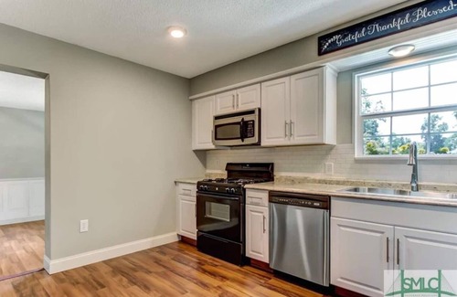 Savannah House | Huge, Family-Friendly Home. 10-Mins to Downtown! Giant TV's, sweet back porch!