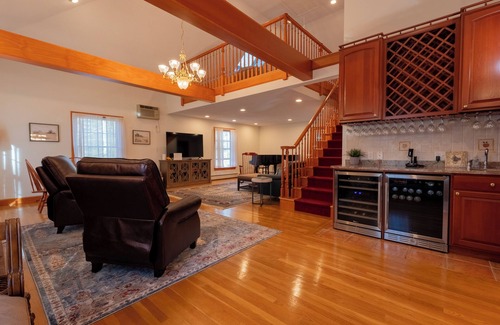 York Harbor House | HUGE family Home! Sleeps 27 comfortably. 3/10 mile from the Beach!