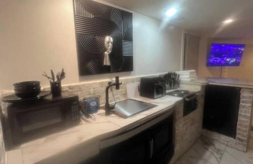 Collier Heights Apartment | HUGE-INTOWN STUDIO SUITEw/fireplace&DbleRainShower