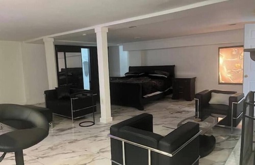 Collier Heights Apartment | HUGE-INTOWN STUDIO SUITEw/fireplace&DbleRainShower