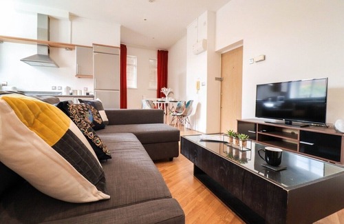 Vassall Apartment | Huge London 2 Bed Flat w/Parking
