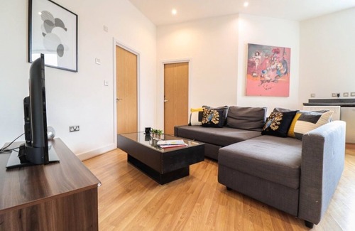 Vassall Apartment | Huge London 2 Bed Flat w/Parking