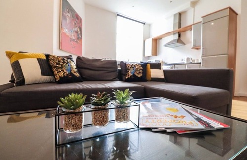 Vassall Apartment | Huge London 2 Bed Flat w/Parking