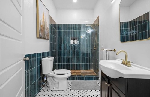 East Allegheny House | Huge Northside Pittsburgh Home Luxe 4Bed/3.5Bath and Baths Sleep 12 w/Game room