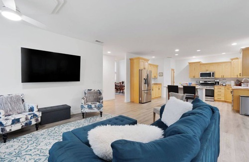 Riverton House | HUGE reunion ctr 30+, 16 BR, 8.5 bath, pets
