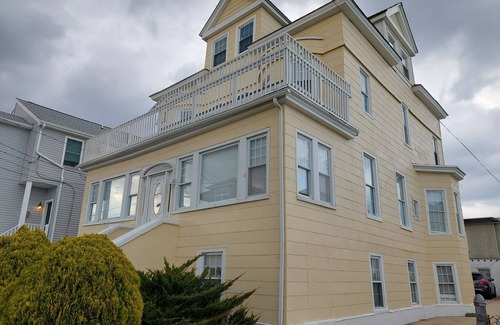 Ventnor City House | Huge Victorian 1 block from Bay and 3 blocks from Ventnor Beach
