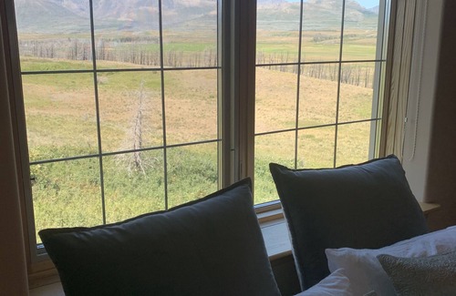 Cardston County Cabin | Huge Waterton River Lodge (Residence on a beautiful 3 acres backing the river)