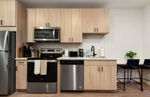 East Liberty Apartment | HULU+PARKING+GYM Near Universities|UPMC|Shopping