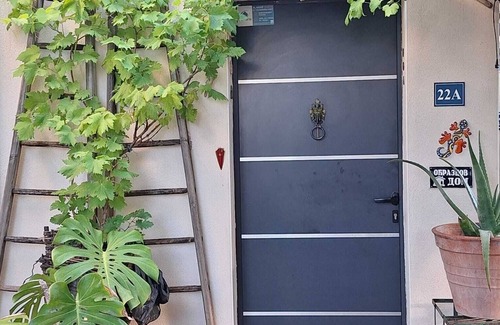 Avignon Apartment | hummingbird/dog accepted on request