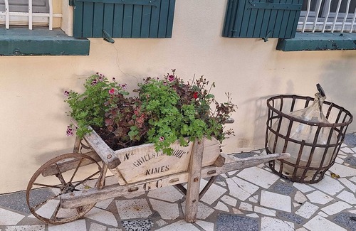 Avignon Apartment | hummingbird/dog accepted on request