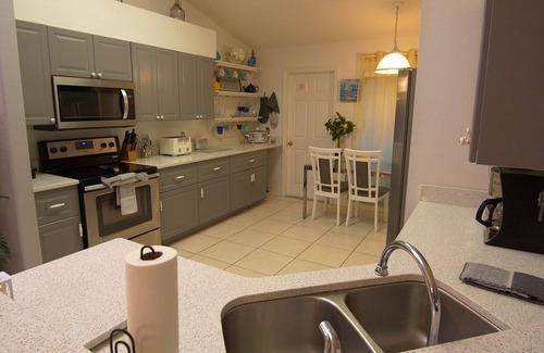 Thousand Oaks House | Hummingbird Haven. Come enjoy our slice of Heaven. Free pool heat in May