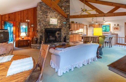 Glenville Cabin | Hummingbird Haven - Spacious, Cozy Cabin Walking Distance to the Lake!