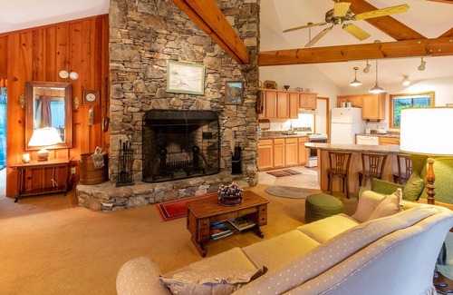 Glenville Cabin | Hummingbird Haven - Spacious, Cozy Cabin Walking Distance to the Lake!