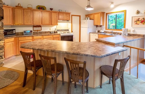 Glenville Cabin | Hummingbird Haven - Spacious, Cozy Cabin Walking Distance to the Lake!