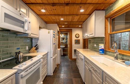 Boone Cabin | Hummingbird Hollow Cozy log cabin on 2 acres with hot tub & air hockey table!