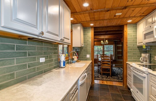 Boone Cabin | Hummingbird Hollow Cozy log cabin on 2 acres with hot tub & air hockey table!