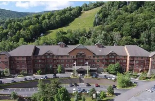 Hunter Condo | Hunter Mtn Slopeside Ski Resort w HotTub Fireplace Heated Pool Restaurant
