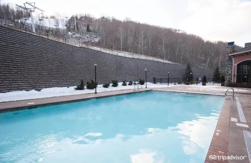 Hunter Condo | Hunter Mtn Slopeside Ski Resort w HotTub Fireplace Heated Pool Restaurant
