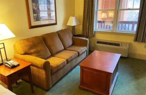 Hunter Condo | Hunter Mtn Slopeside Ski Resort w HotTub Fireplace Heated Pool Restaurant