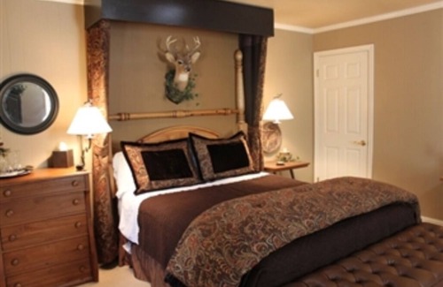 South Fork Bed & Breakfast | Hunter's Hideaway GUESTROOM at Arbor House Inn Bed & Breakfast on the River