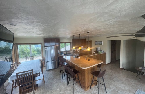 Crofton Cabin | Hunters and Outdoor lovers Charming 4-bedrm cabin/2400 sf lake house in Crofton
