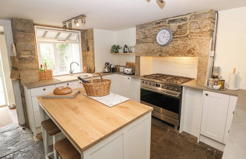 Youlgreave Cottage | HUNTERS COTTAGE, pet friendly, with open fire in Youlgreave