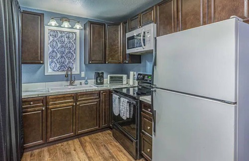 Bayfield Cottage | Hunters Welcome! King Bed, Views & Peace in Bayfield Guest House