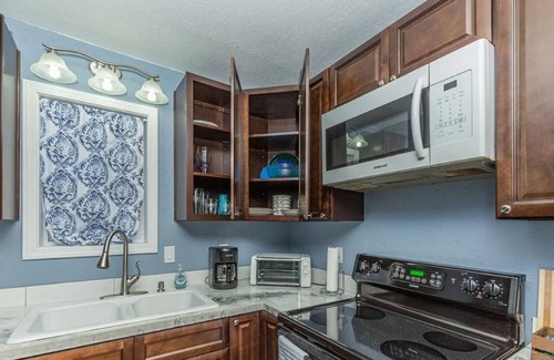 Bayfield Cottage | Hunters Welcome! King Bed, Views & Peace in Bayfield Guest House