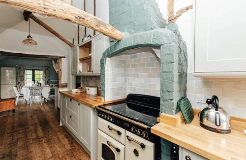 Henley House | Hunts Cottage - Pet Friendly - From 200 Per Night