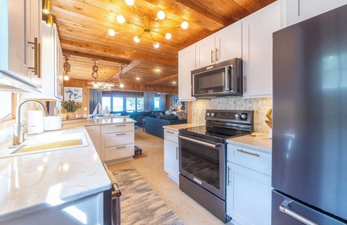 Cheboygan House | Huron Helm · Lake Front*Hot Tub*Fire Pit*Kayaks*Arcade Games*