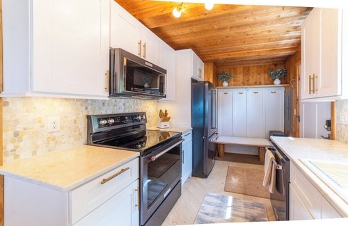 Cheboygan House | Huron Helm · Lake Front*Hot Tub*Fire Pit*Kayaks*Arcade Games*