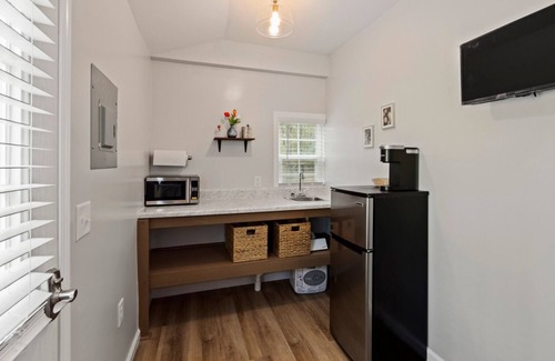 Auburn Cabin | Hurricane- Cozy Tiny House 9 miles to AUBURN AL & Jordan Hare Stadium