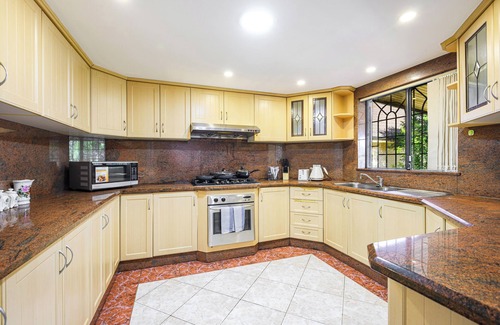 Hurstville House | Hurstville Centre 2-level Large House for 16+ ppl
