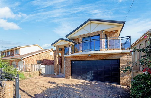 Hurstville House | Hurstville Centre 2-level Large House for 16+ ppl