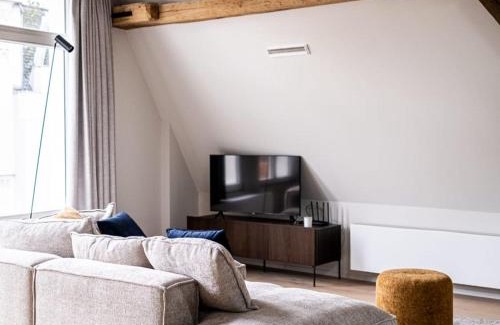 Kunstenkwartier Apartment | Huswell - City-view loft with wooden beams and mezzanine