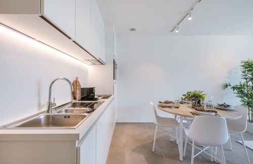 Ostend Apartment | Huswell - Stylish New Apartment + Free Parking