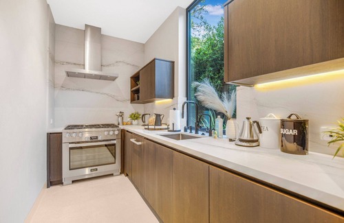 Beverly Hills House | Hutton Villa - Luxury Modern Retreat in Iconic Beverly Hills Oasis