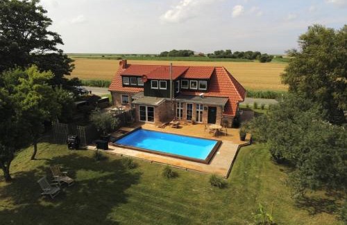 Ostermarsch House | Huus an`t Diek, Luxus in Deichnähe, Erdgeschosswohnung mit Pool, Nähe Norddeich